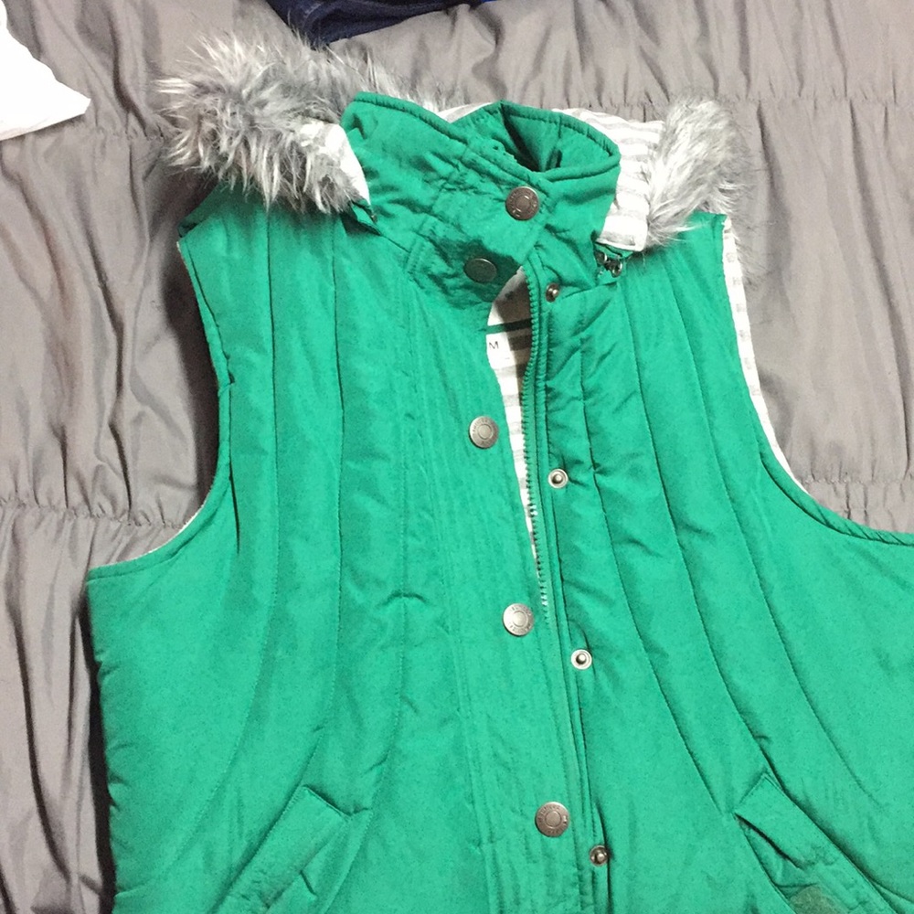 Vest. - Picture 2 of 3